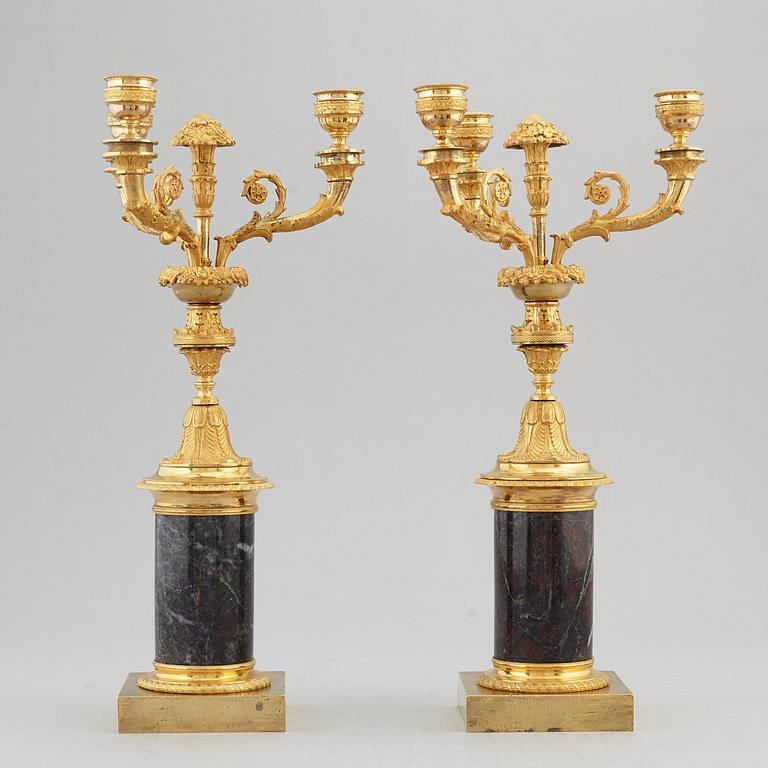 KANDELABRAR, ett par, förgylld brons och marmor, 1800-talets första hälft.