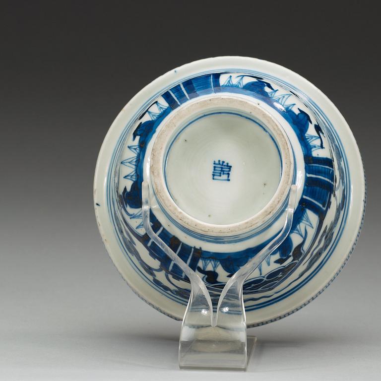 A blue and white bowl, Qing dynasty.