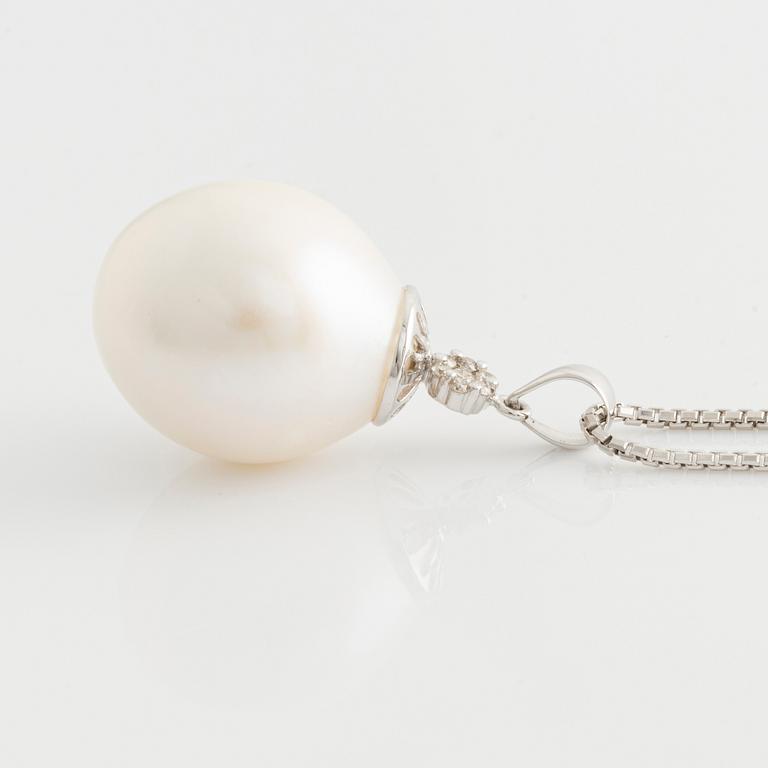 Pendant with cultured freshwater pearl and brilliant-cut diamonds.