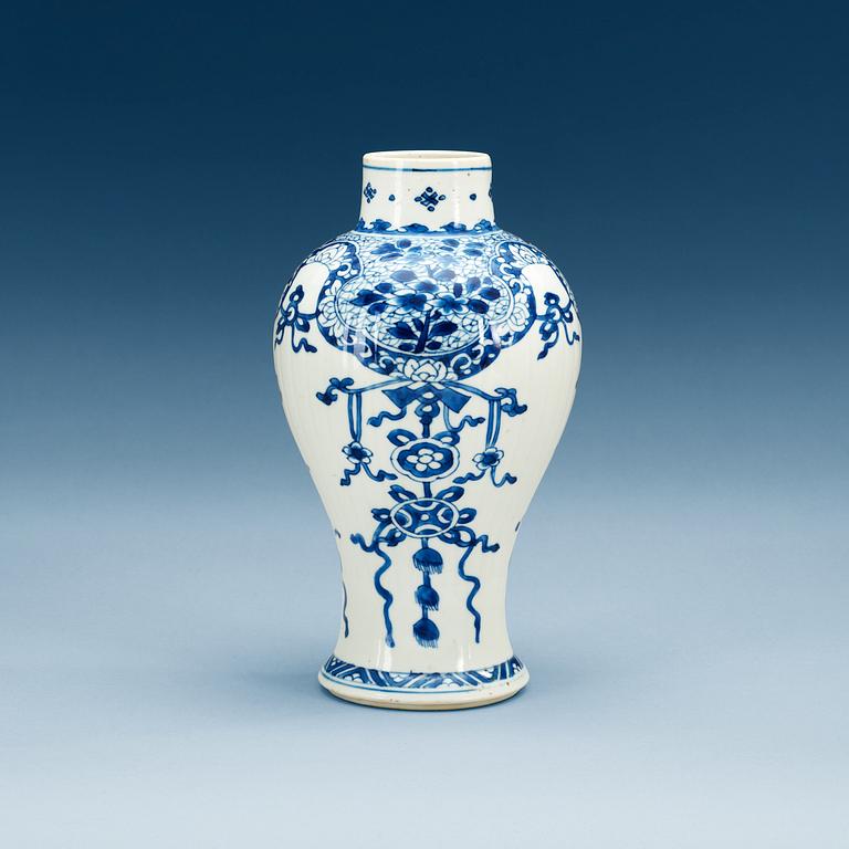 A blue and white vase, Qing dynasty, Kangxi (1662-1722).