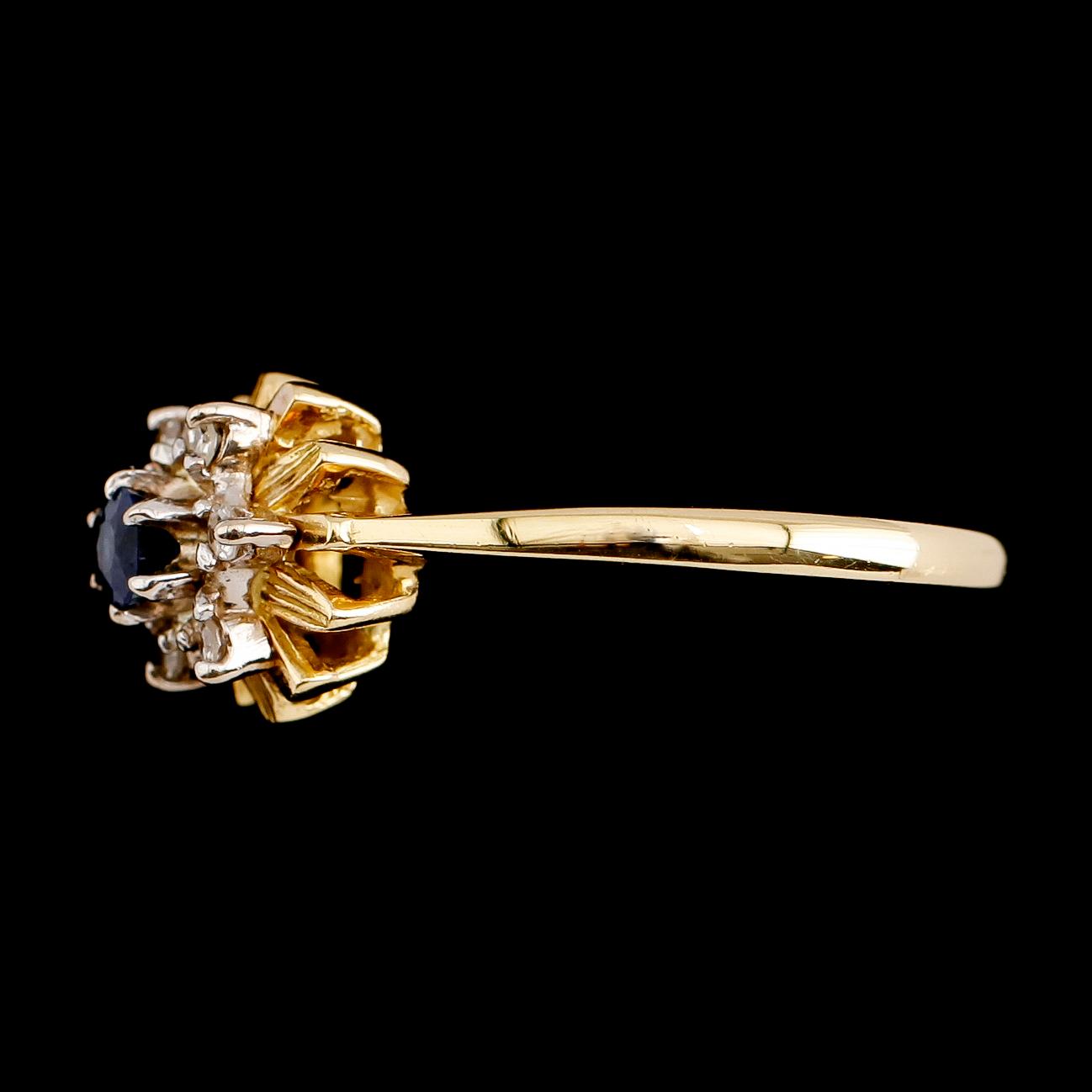 RING, 18 k guld, med blå sten samt briljantslipade diamanter. Vikt ca 3 gram.