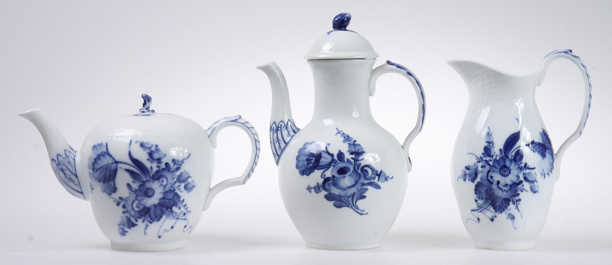 MAT-, KAFFE- samt TESERVISDELAR,  114 st, porslin, "Blå blomst", Kongl Dansk.