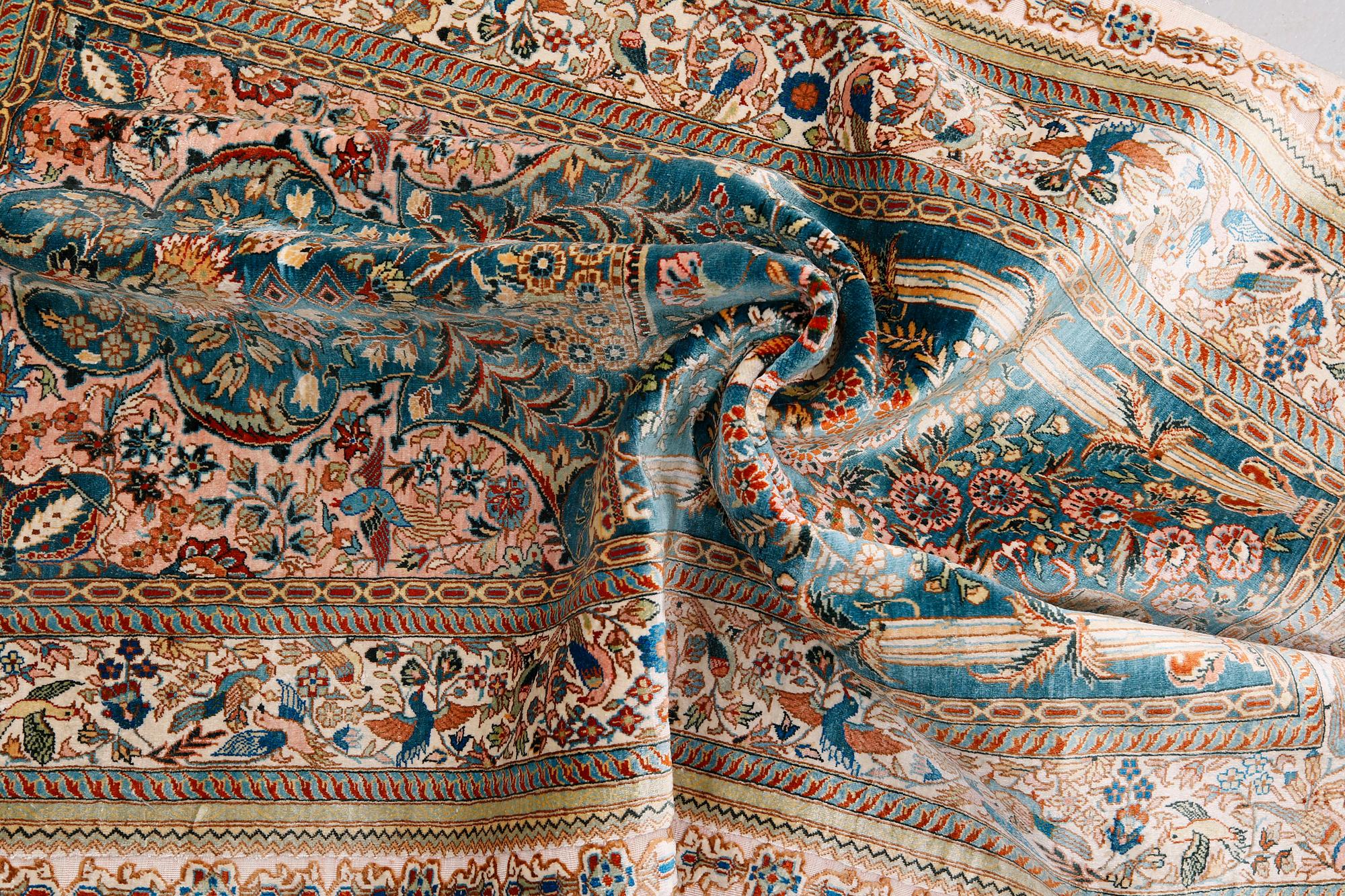 Matta, figural orientalisk silke, ca 121 x 77 cm.