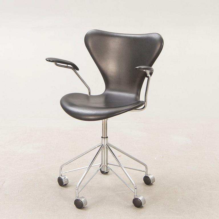 Arne Jacobsen, skrivbordsstol "Sjuan" för Fritz Hansen 2010.