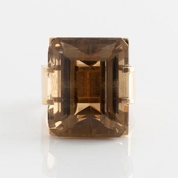 Anders Högberg a ring in 18K gold with faceted quartz.