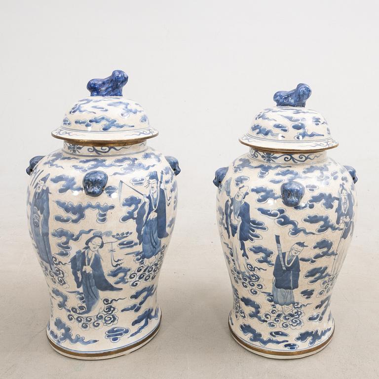 Vases with lids, 1 pair, China, late 20th century, porcelain.