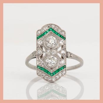 RING, Art Deco, troligen platina, med olika slipade diamanter, tot ca 0,81 ct och smaragder. Total vikt ca 3,95 g.