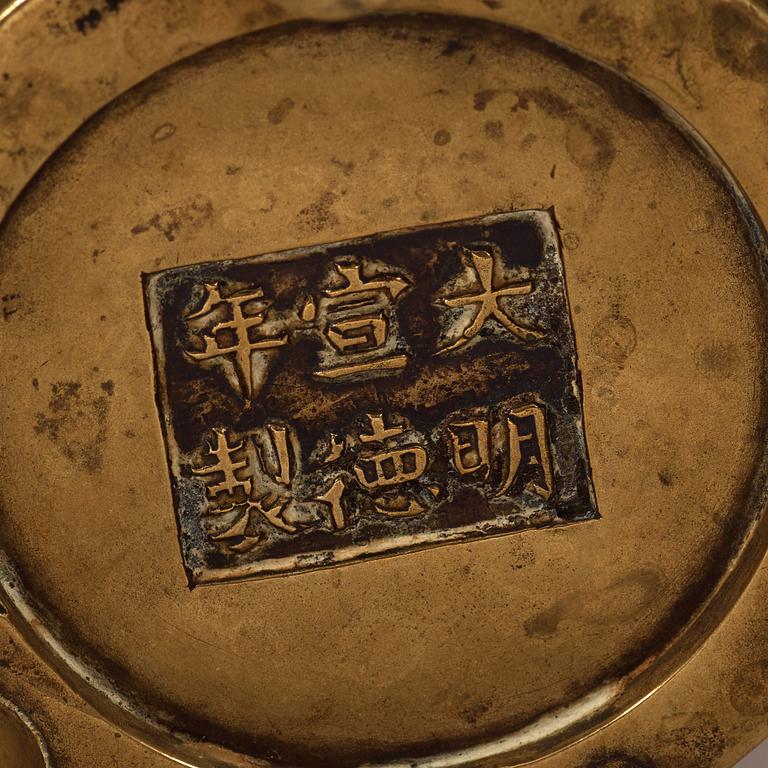 RÖKELSEKAR, kopparlegering. Qingdynastin, troligen 1700-tal med Xuandes sex karaktärers märke.