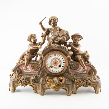 Bordspendyl Louis XV-stil omkring 1900.