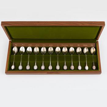 John Pinches Ltd, collector's spoons, 12 pcs, silver, Sheffield, England 1975.