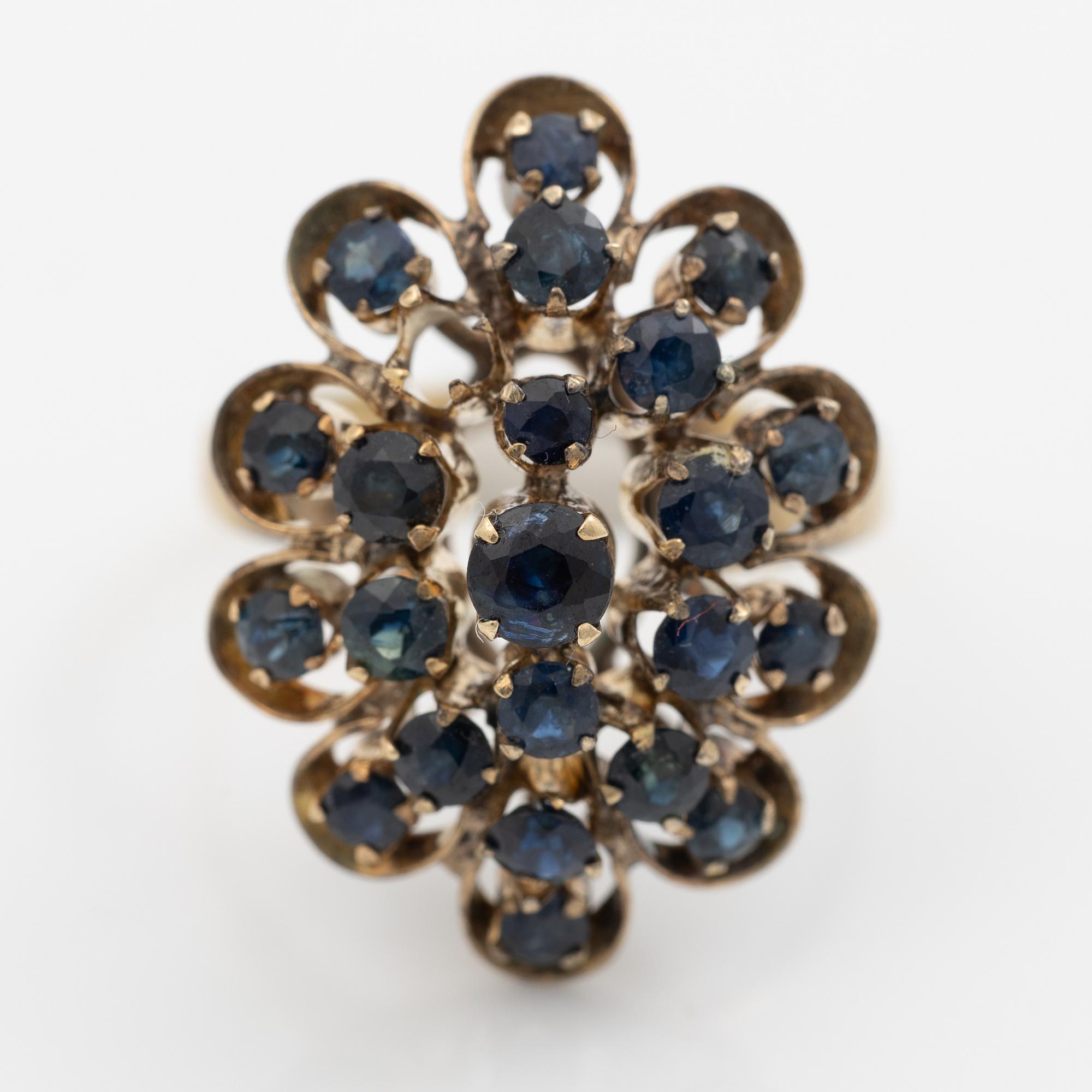 Ring, 18K gold with sapphires.