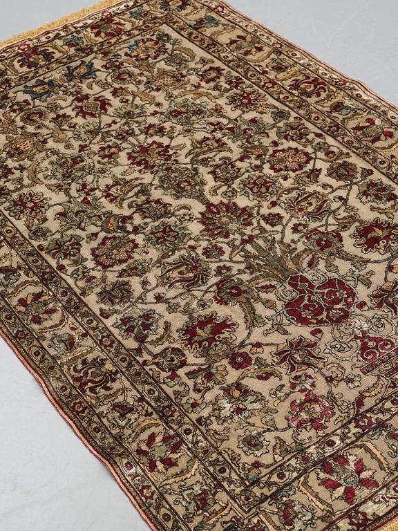Matta, antik silke metallbroscherad Keshan, sannolikt omkring 1910, ca 200-202,5 x 129-131 cm.