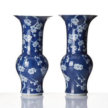 A pair of blue and white 'yen yen' vases, Qing dynasty, 19th century.