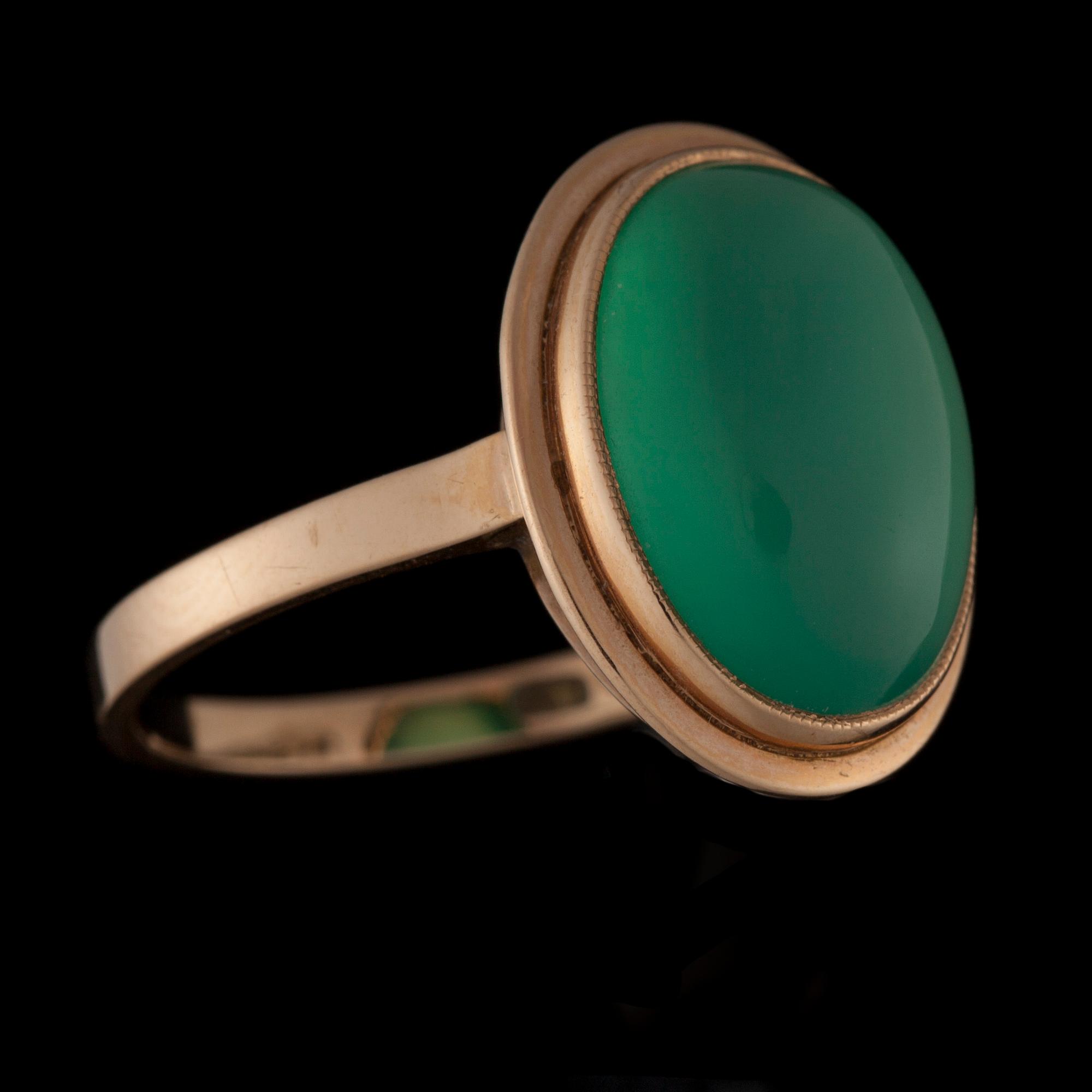 RING, 14K guld, cabochonslipad krysopras. 1954. Vikt ca 3,3 g.