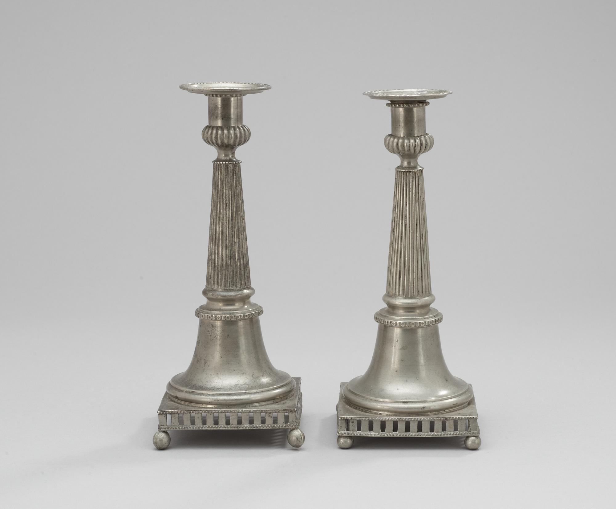 LJUSSTAKAR, 2 st snarlika. Tenn. Hans Wiksten, Västerås 1782-1810/14.