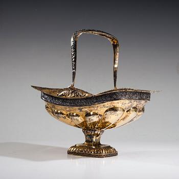 A RUSSIAN CAKE BASKET. РУССКАЯ КОРЗИНКА С ОТКИДНОЙ РУЧКОЙ.
