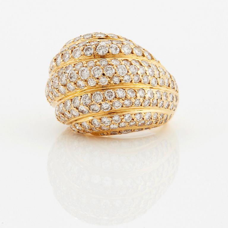 A Cartier ring in 18K gold set with round brilliant-cut diamonds.