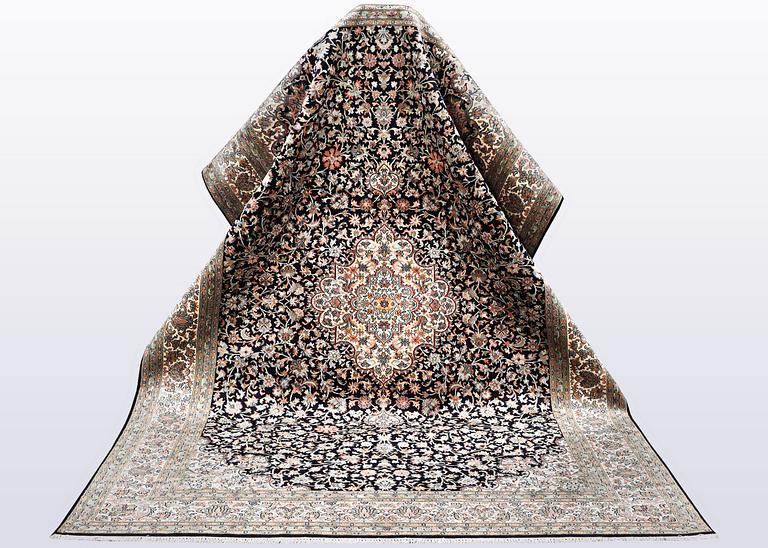A carpet, silk Kashmir, ca 279 x 195 cm.