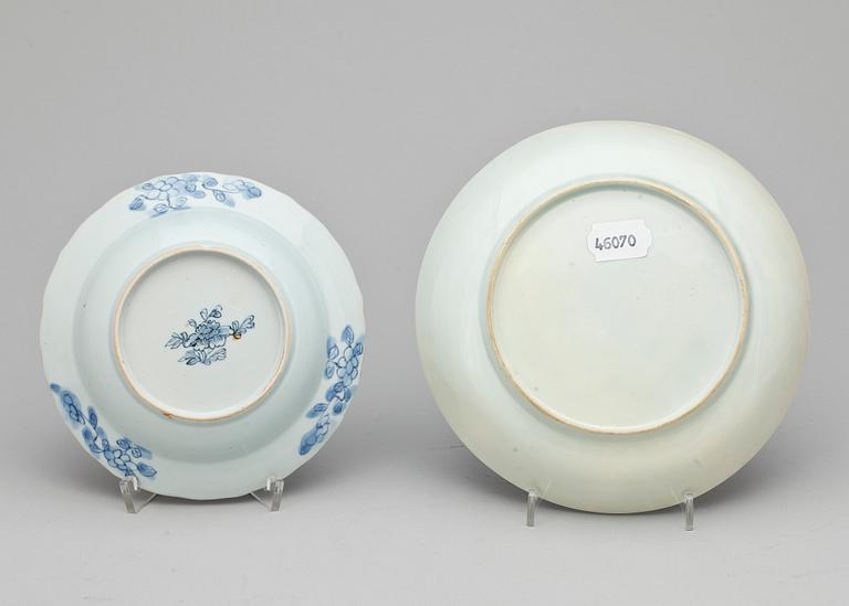 TALLRIKAR, 2 st, BÄRTALLRIK samt SKÅLFAT, porslin, Kina, Qing dynastin, 1700-tal.
