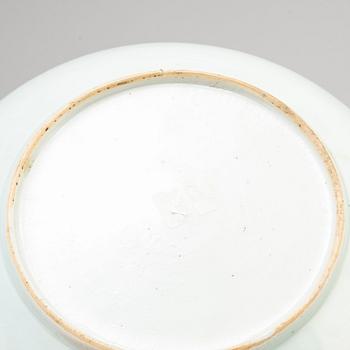 TALLRIKAR, fyra (2+1+1) stycken samt FAT, kompaniporslin. Qingdynastin, Qianlong (1736-95).