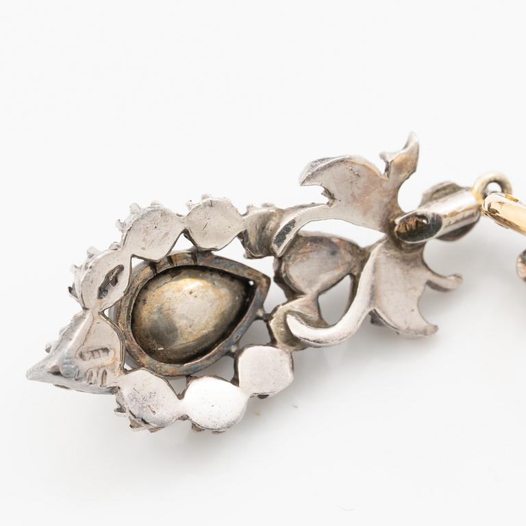 Örhängen, ett par, silver och 18K guld med rosenslipade diamanter.
