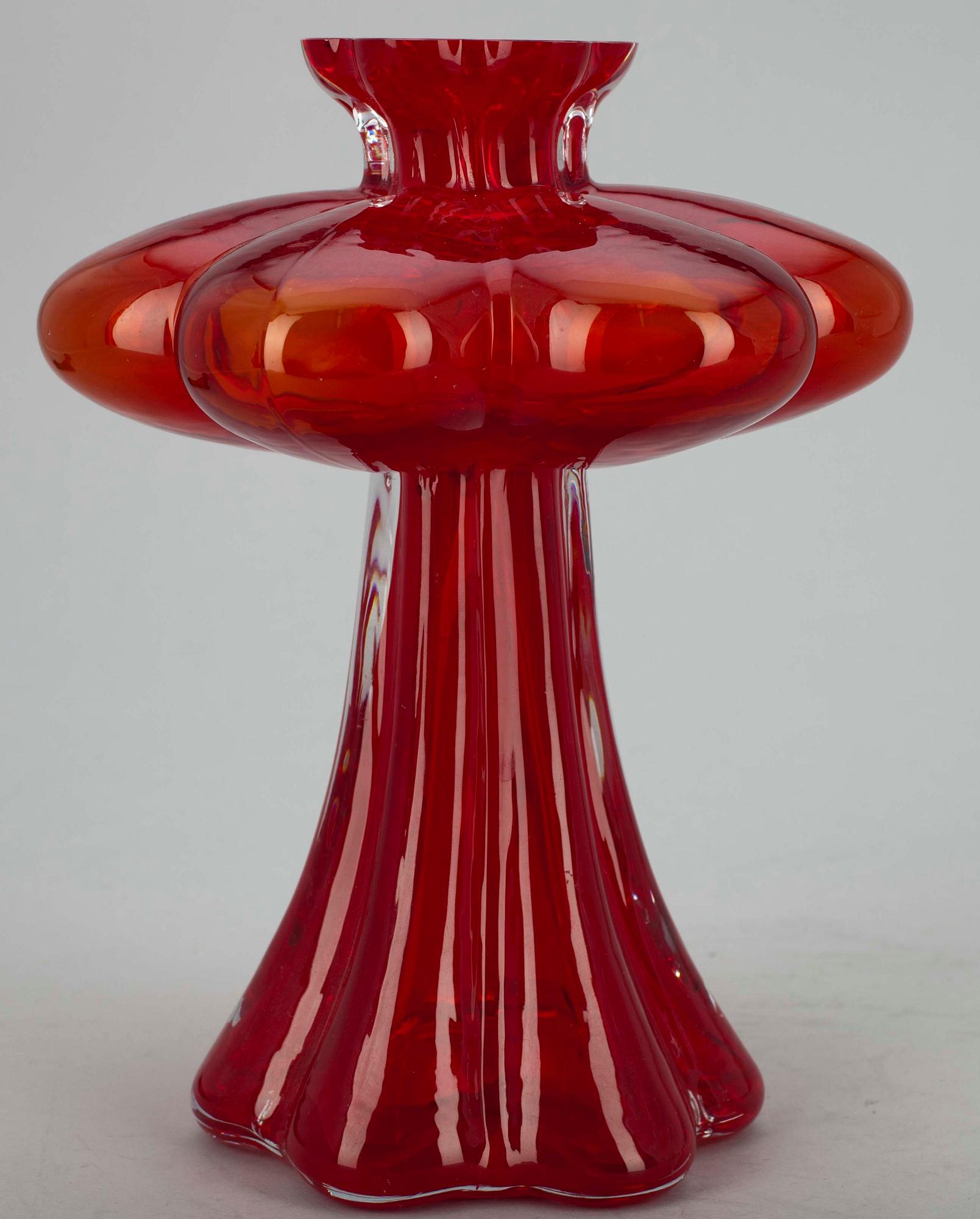 Uydagi ijtimoiy tarmoqlardan yalangoch qizlar