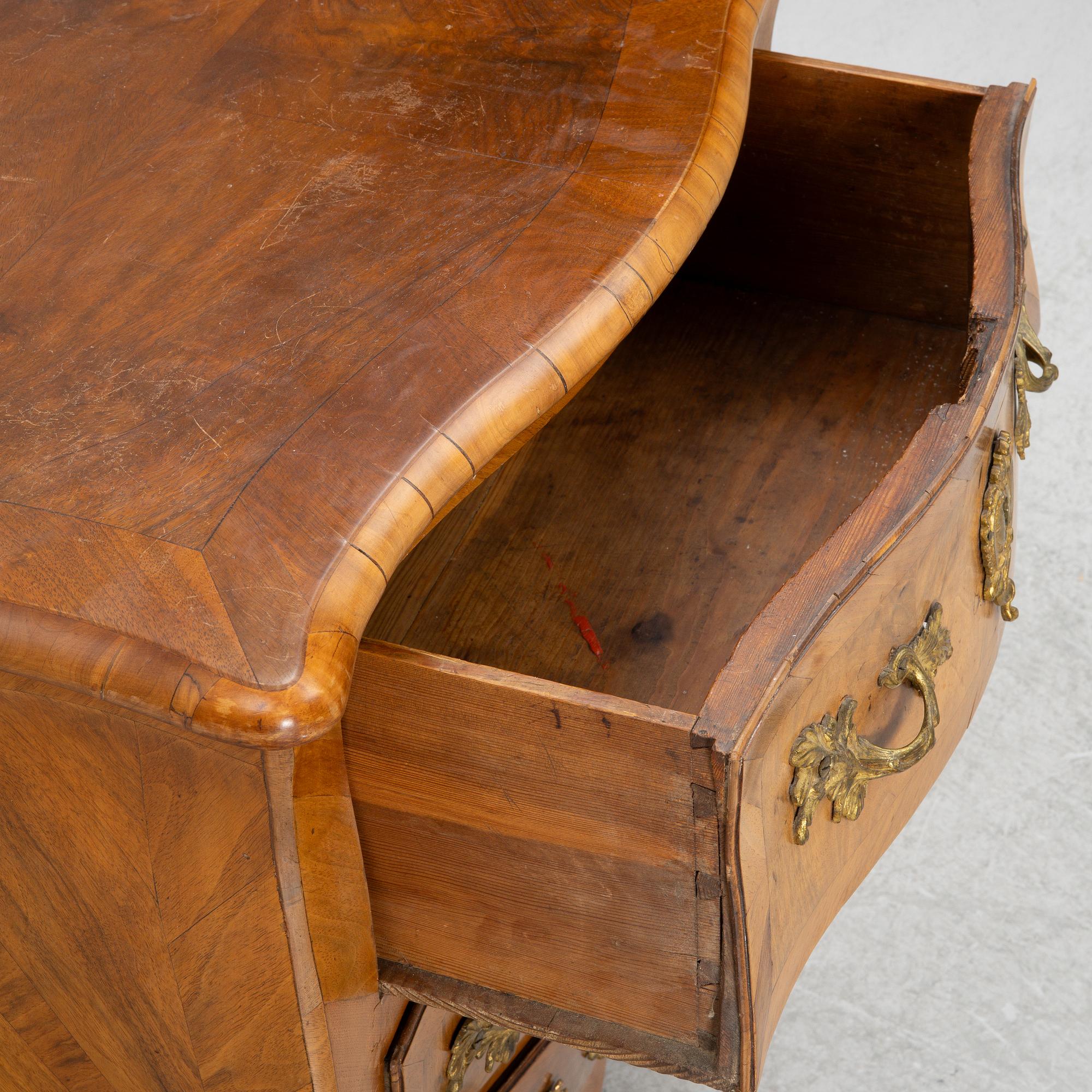 Byrå, rokoko, i Johan Åbrandts art (Stockholm 1749-1773),  1700-talets andra hälft.