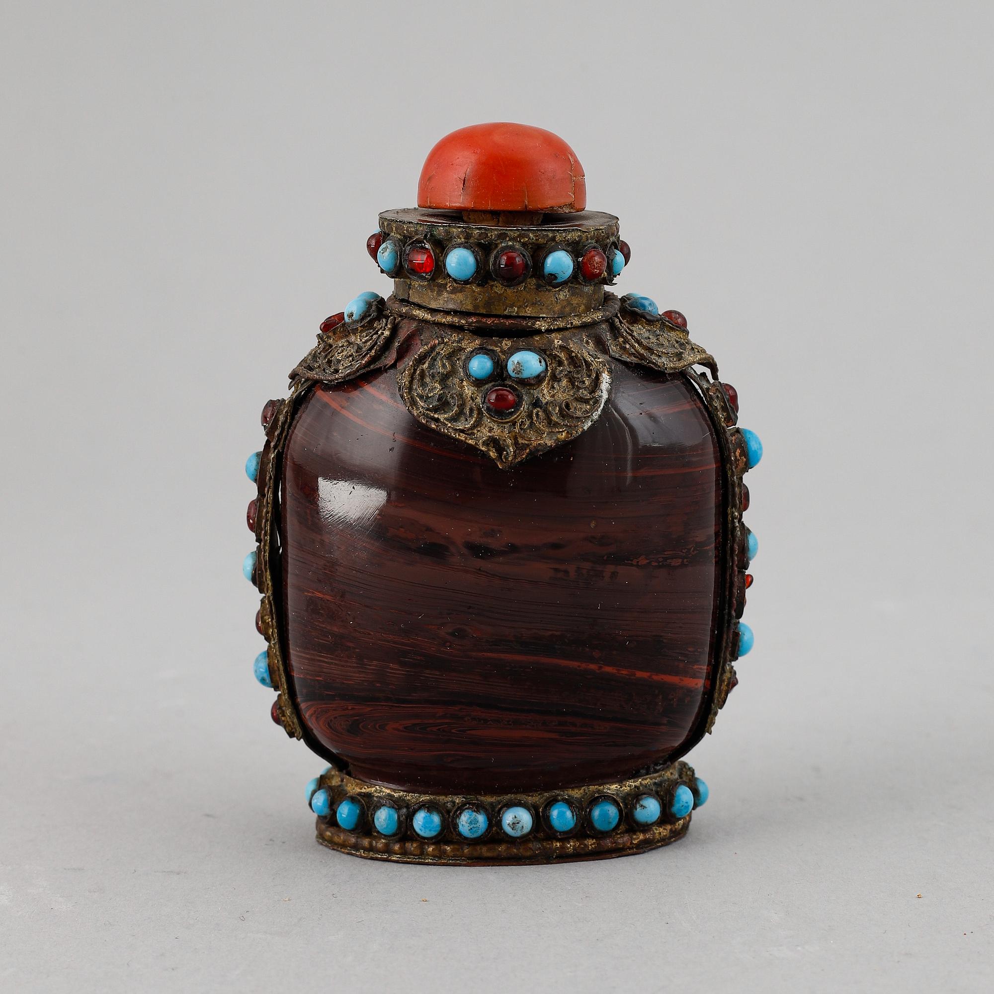 A Tibetan snuff bottle with stopper, 19th Century.