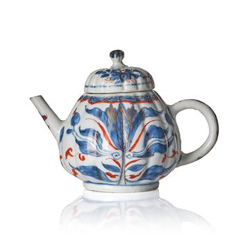 1066A. An imari tea pot with cover, Qing dynasty, Kangxi (1662-1722).