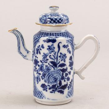 A blue and white tea pot with cover, Qing dynasty, Qianlong (1736-95).