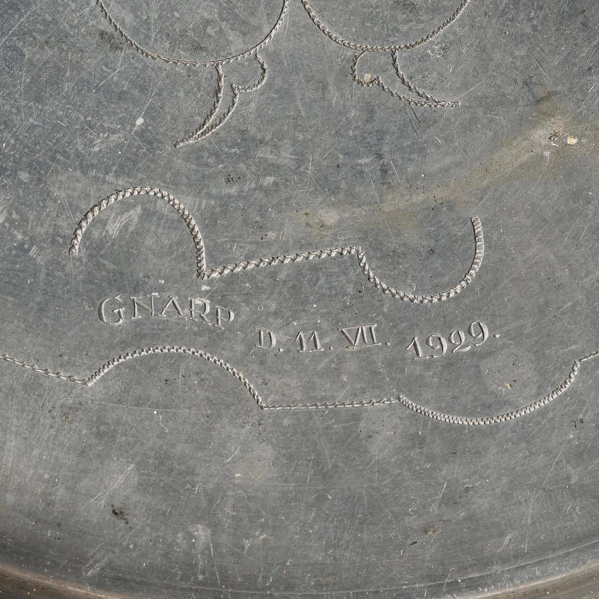 Firma Svenskt Tenn, bricka samt mindre bricka, tenn, Stockholm, 1930 och 1927.