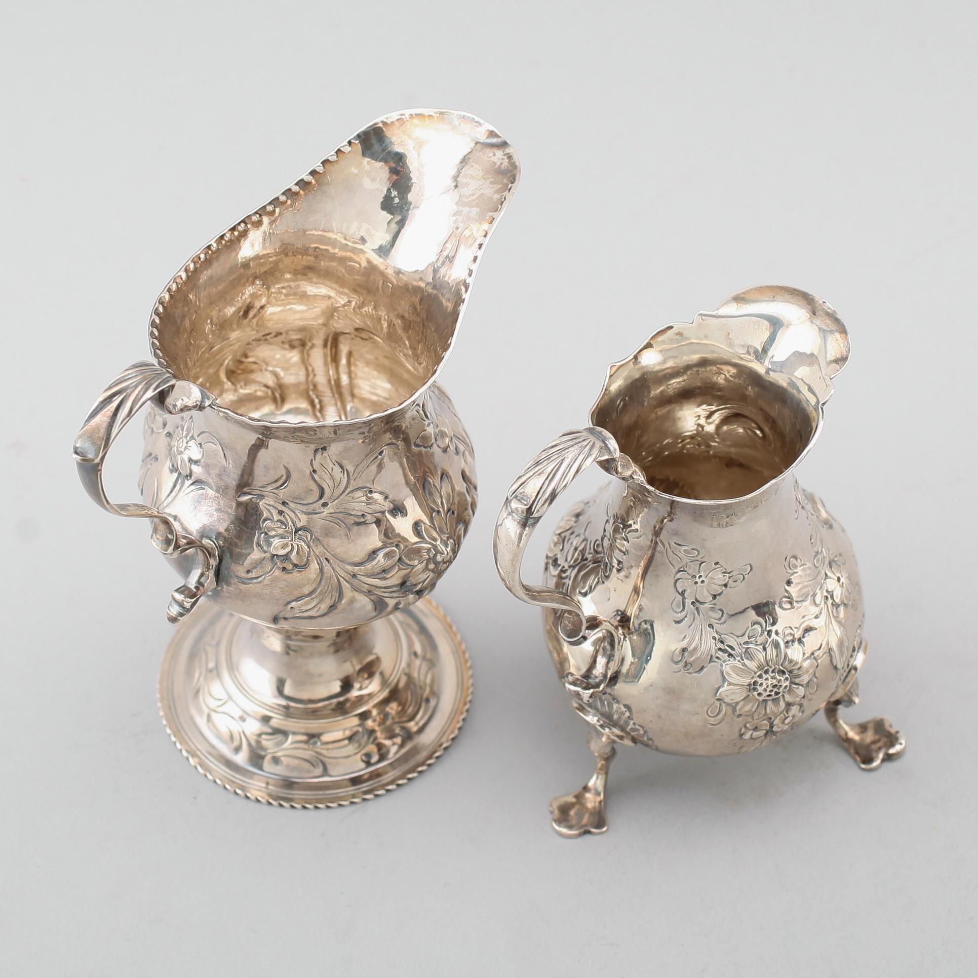 GRÄDDKANNOR, 2 st, silver, England, 1700-tal. Total vikt ca 156 g.