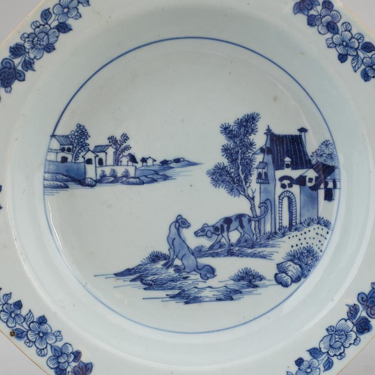 DJUPA TALLRIKAR, ett par, kompaniporslin. Qingdynastin, Qianlong (1736-95).