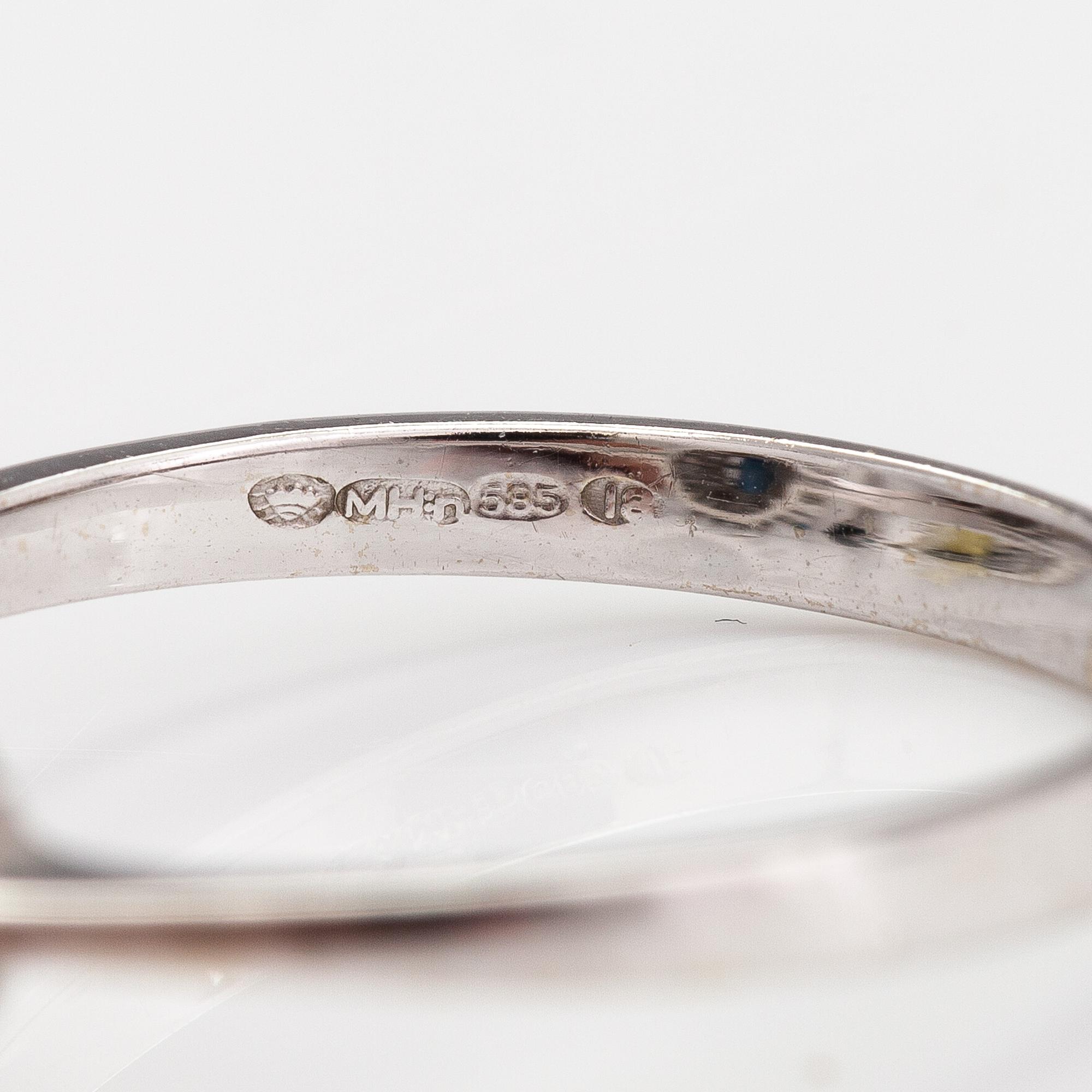 A 14K white gold ring with a sapphire and diamonds ca. 0.08 ct in total. Import marked Mauri Hyvärinen, 1986.