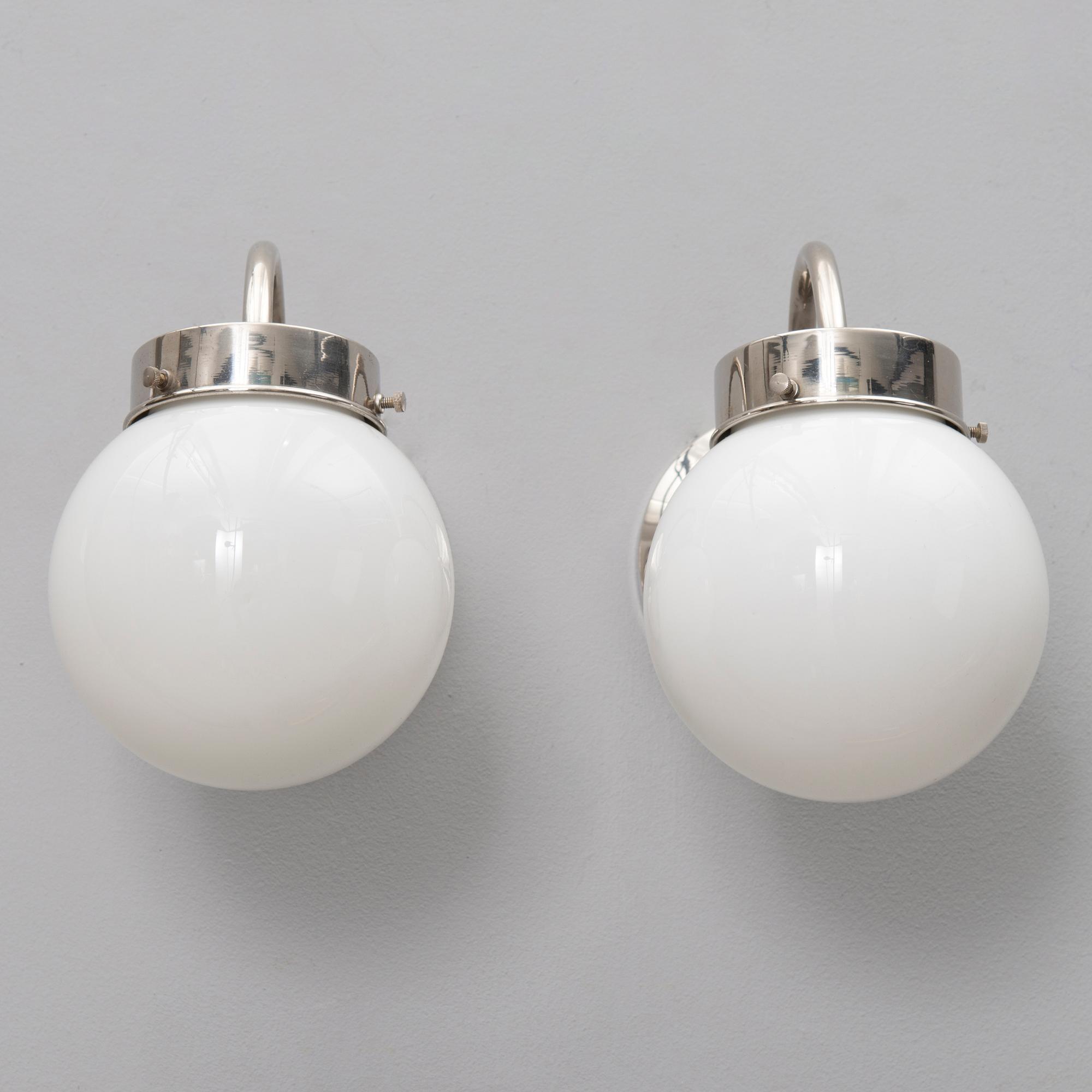 PAAVO TYNELL, VÄGGLAMPOR, ett par, modell 7204, Taito. 1930-talet.