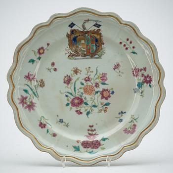 VAPENTALLRIK, porslin. Kina, Qianlong(1736-1795).