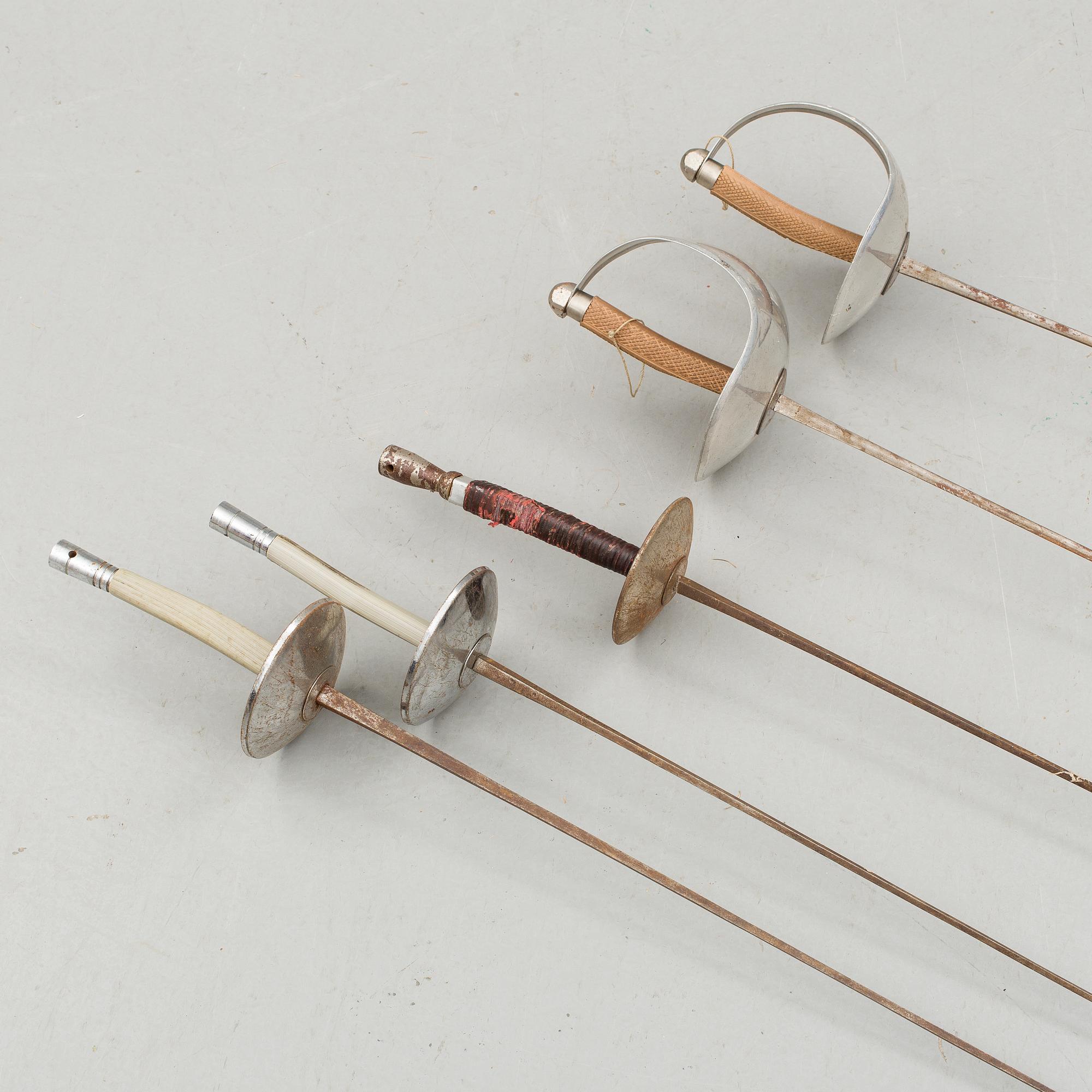 FLORETTER, 3 st, och SABLAR, 2 st, samt FÄKTMASKER, 2 st, 1900-talets mitt.