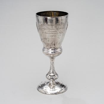 PALKINTOPOKAALI, hopeaa, 1900-luvun alku. Suomalainen leima. Paino 530 g.