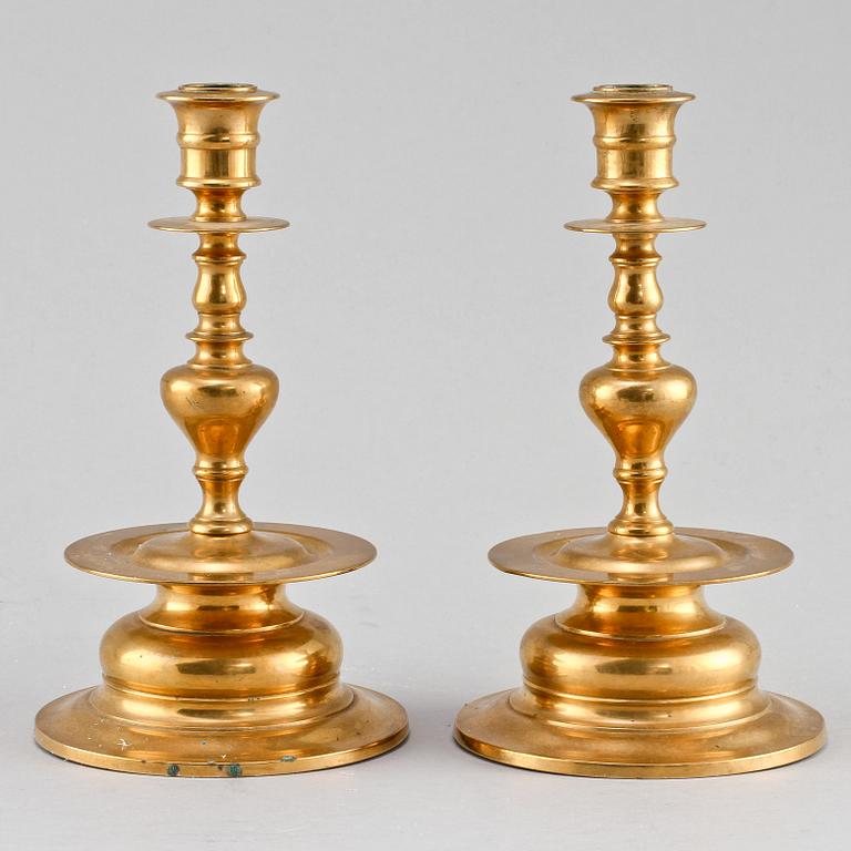 LJUSSTAKAR, ett par, mässing, "No 58", Skultuna, Sverige, tidigt 1900-tal.