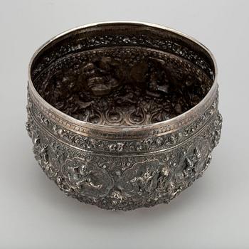 SKÅL, silver, troligen Indien. 1900-talets första hälft. Vikt 2067 g.