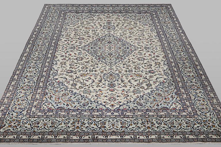 A carpet, Kashan, ca 355 x 247 cm.