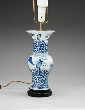 A blue and white vase, Qing dynasty, 19th Century.