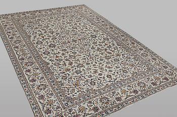A carpet, Kashan, ca 345 x 238 cm.