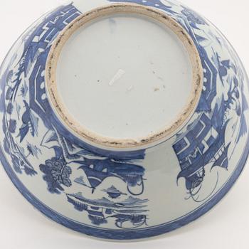 A blue and white bowl, Qing dynasty, circa 1900.