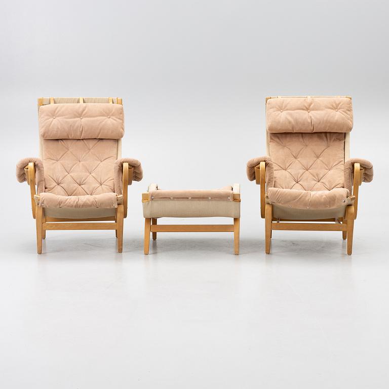 Bruno Mathsson, fåtöljer, ett par, med en fotpall, "Pernilla", DUX.