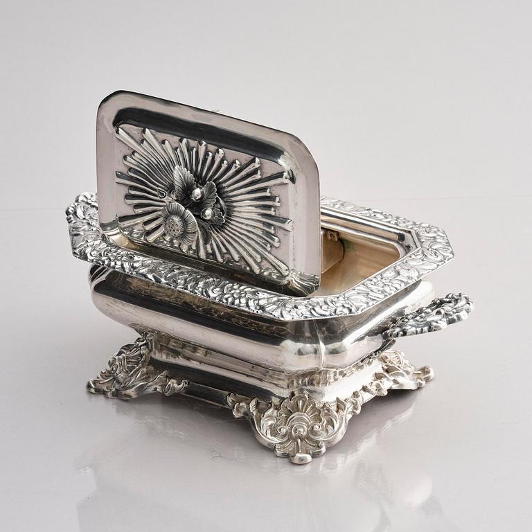 Gustaf Möllenborg, sockerskrin, silver, Stockholm 1840. Nyrokoko.