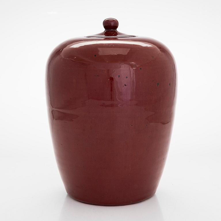 A Chinese ceramic jar with lid, early 20th century.