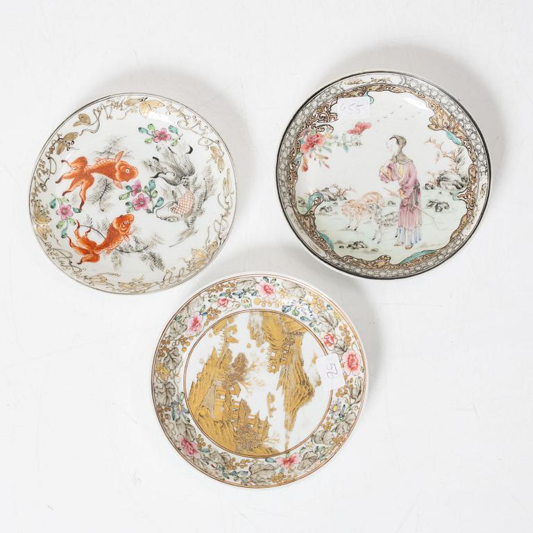 Koppar med fat, tre stycken, porslin, Kina, Qingdynastin, 1700-tal.