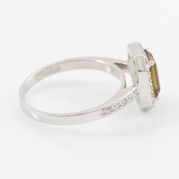 Ring 14K vitguld med turmalin och briljantslipade diamanter.