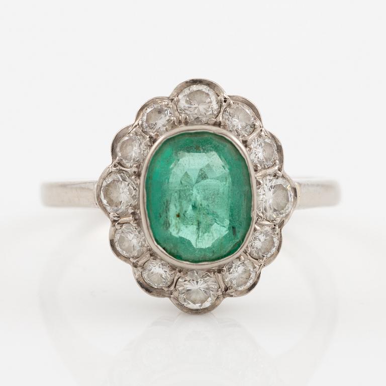 Ring 18K white gold with emerald and brilliant-cut diamonds.